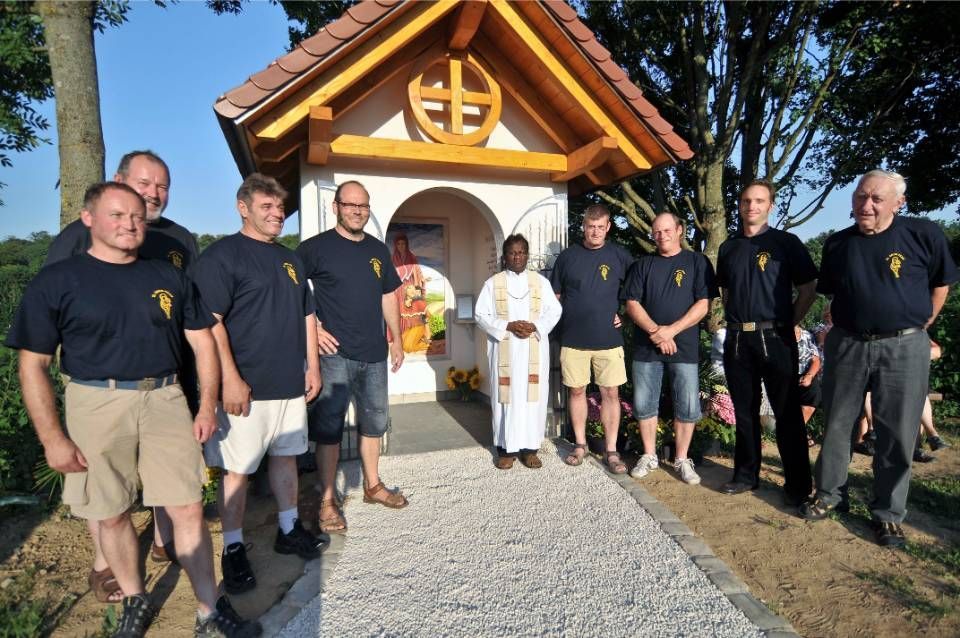Team von Thomas Bier Zimmergeschäft vor einer Kapelle