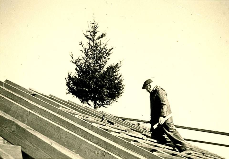 Zimmerer von Thomas Bier Zimmergeschäft auf einem Dach, Archivbild