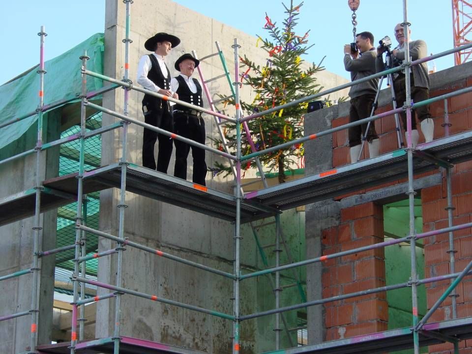 Zimmerer von Thomas Bier Zimmergeschäft werden fotografiert