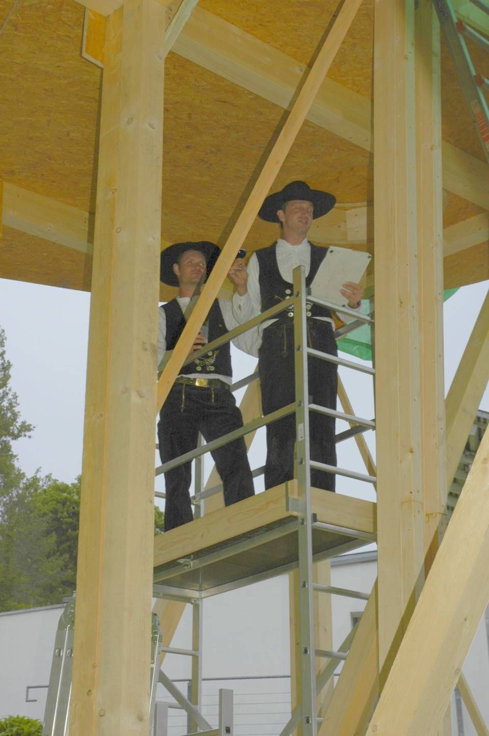 Zimmerer von Thomas Bier Zimmergeschäft hält eine Rede