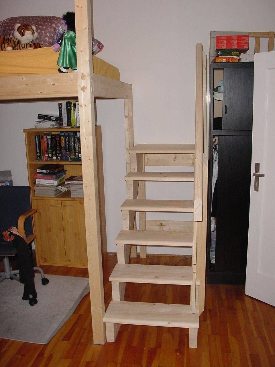 Holzbett und -treppe von Thomas Bier Zimmergeschäft