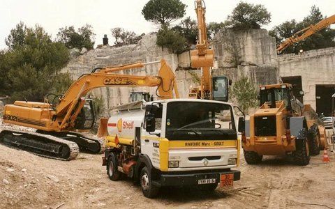 camion en train de livrer du fioul shell sur un chantier