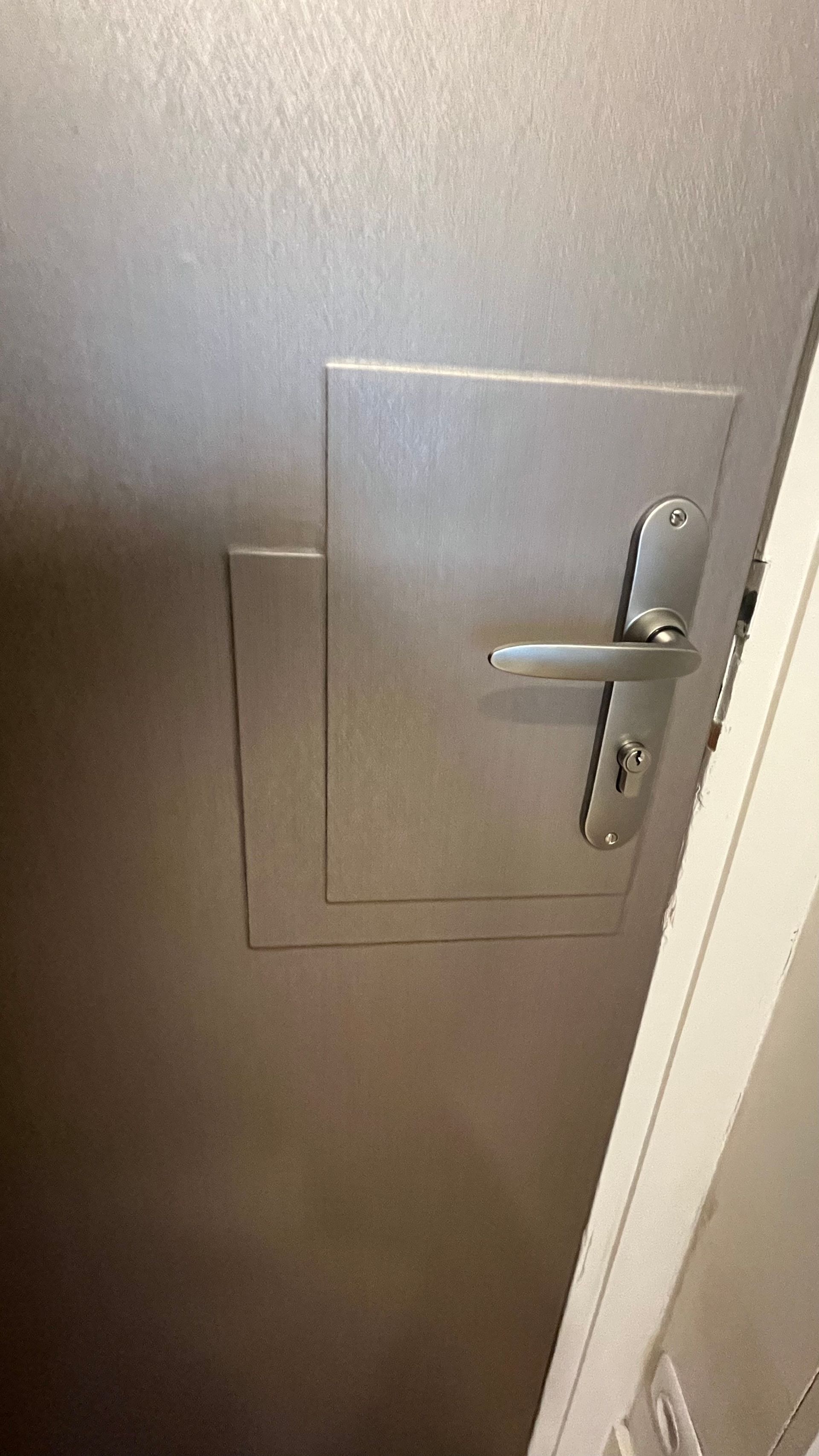 Rénovation porte d'entrée en adhésif - après