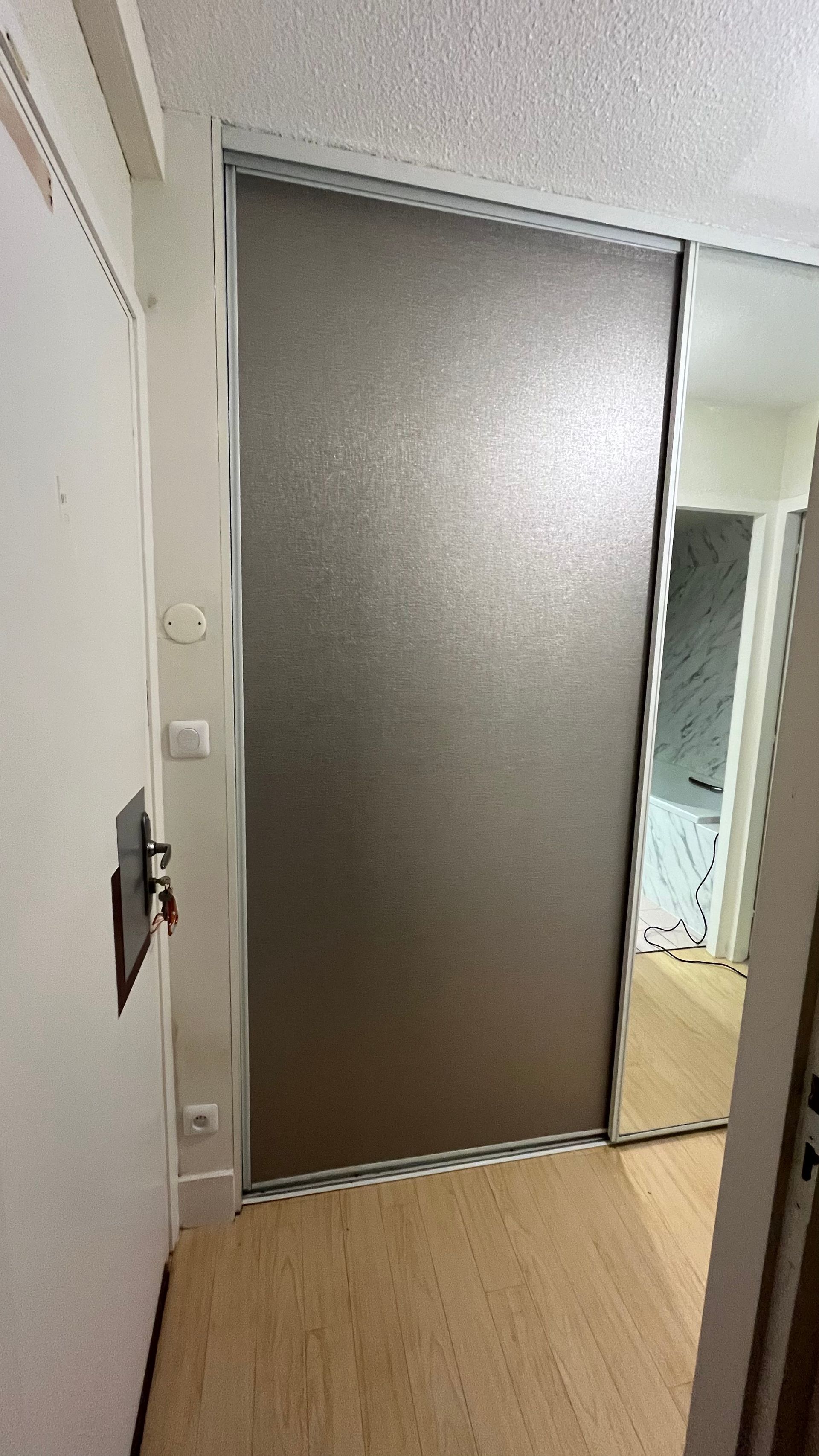 Recouvrement d'une porte en adhésif