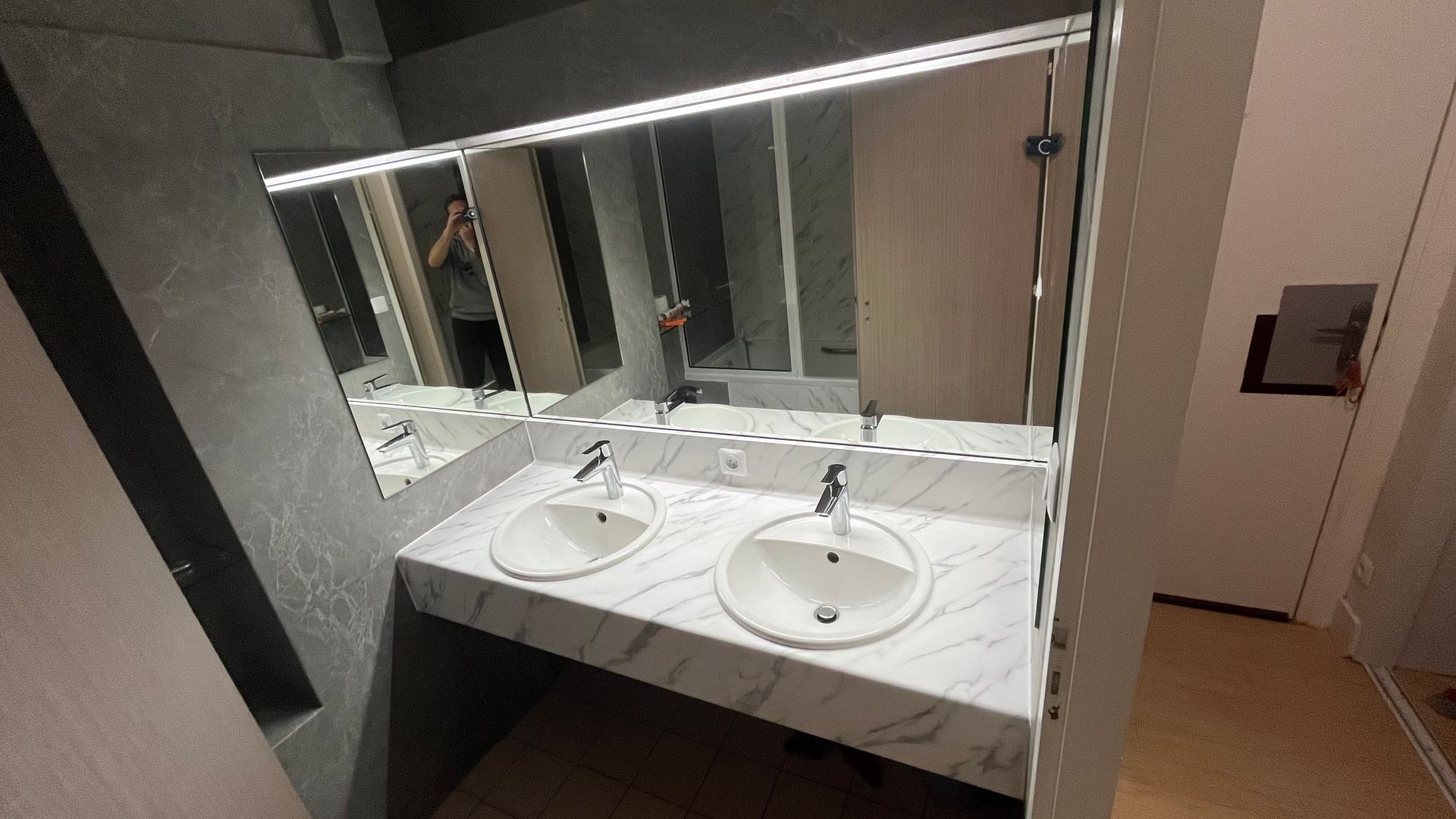 Rénovation meuble vasque en adhésif