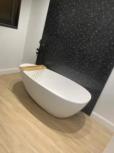 Baignoire ovale blanche dans une salle de bain moderne