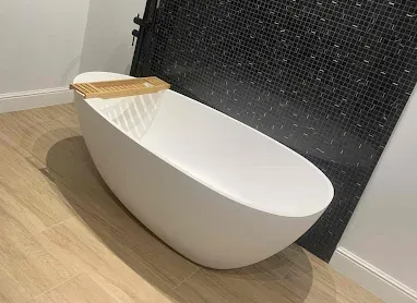 Baignoire ovale blanche avec plateau en bois