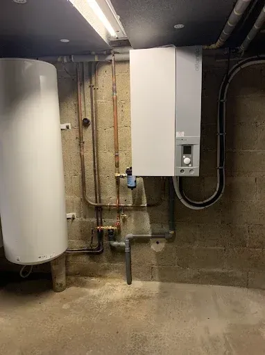 Chauffe-eau et chaudière dans un sous-sol