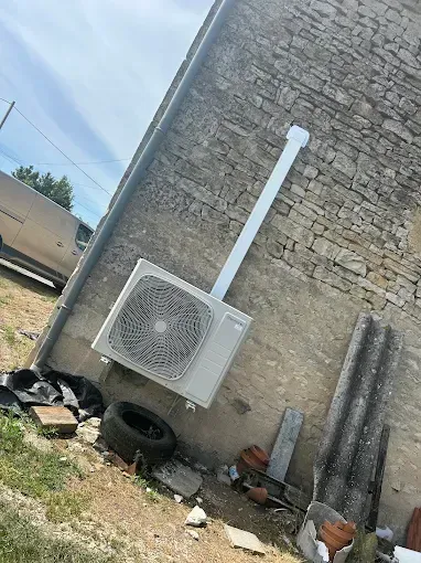 Unité de climatisation montée sur un mur en pierre