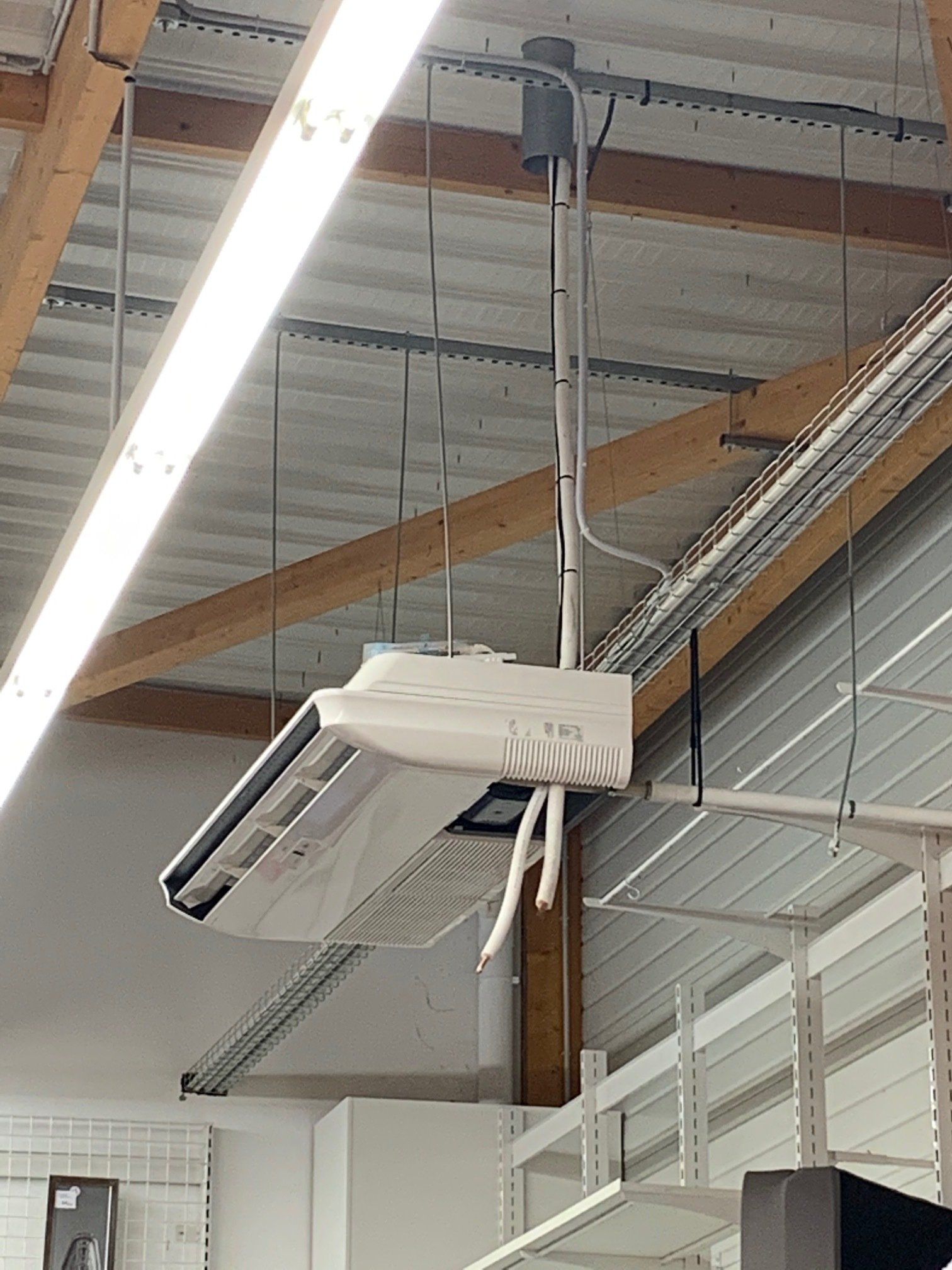 Unité de climatisation suspendue au plafond