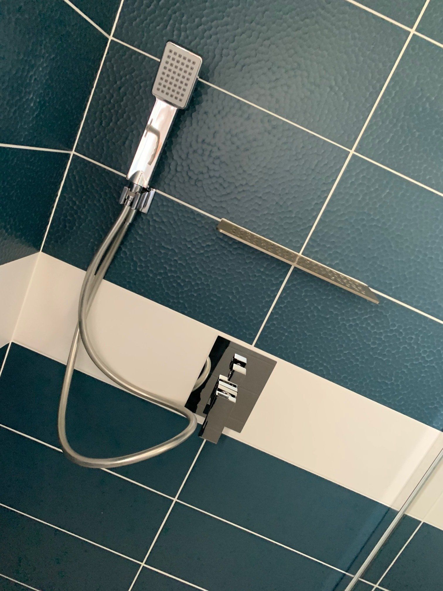 Douche en carrelage bleu et blanc