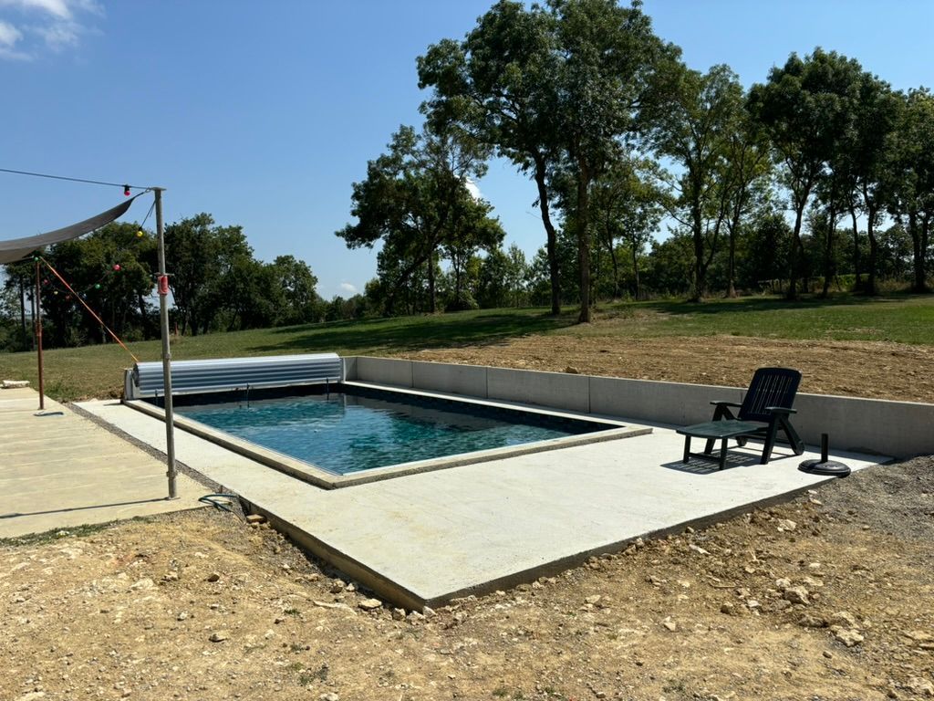 Piscine avec contour béton et bâche