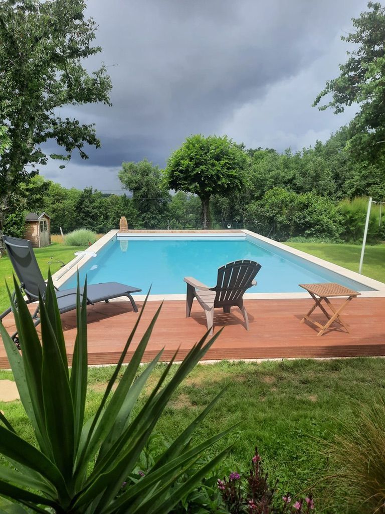 Piscine avec aménagement extérieur