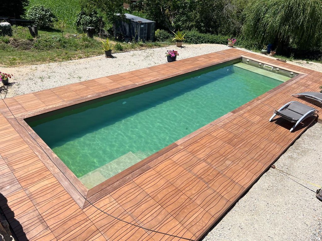 Piscine avec eau claire