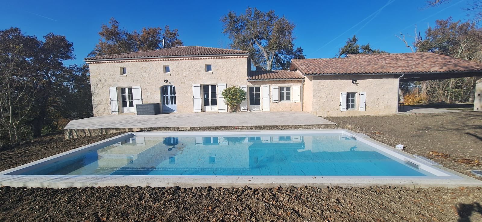Maison en pierres avec piscine