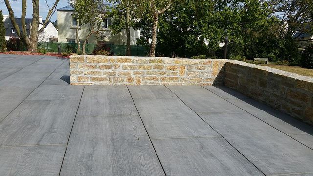Terrasse sur plot et muret en pierre à Guipavas