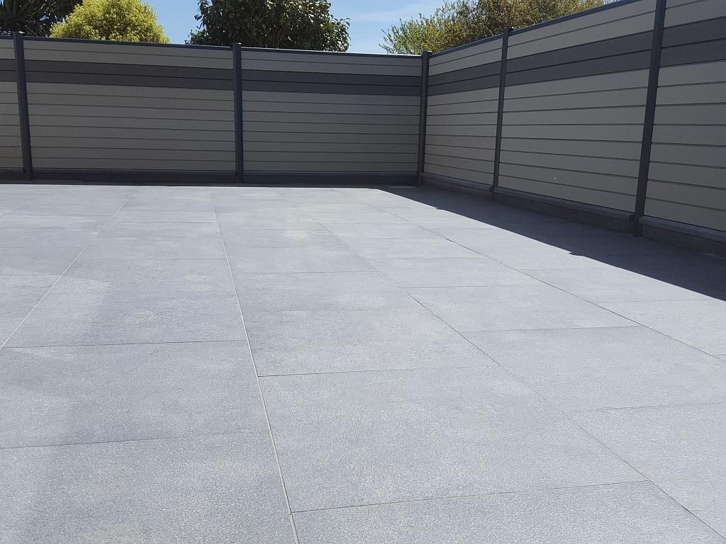 Clôture composite et terrasse en dallage