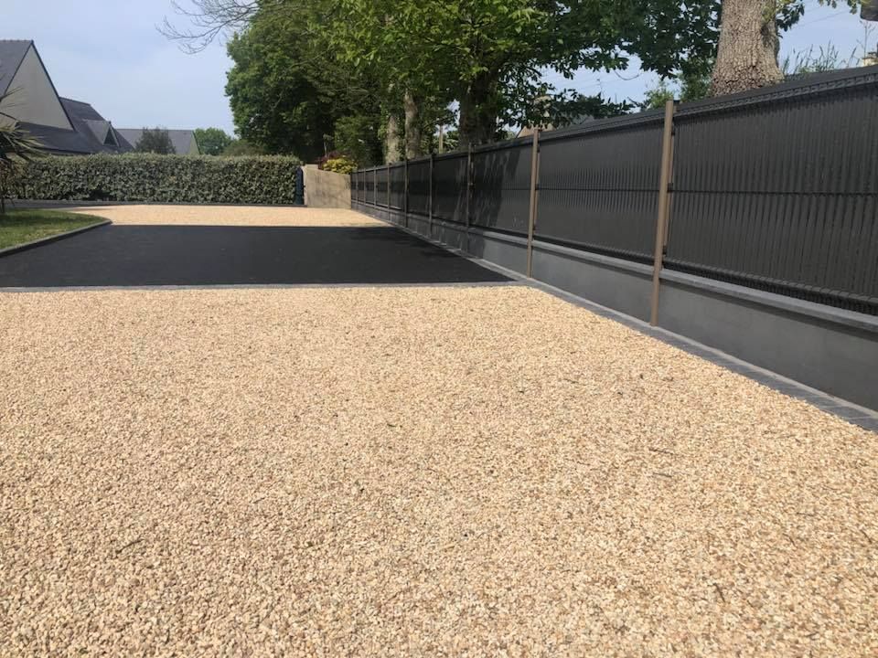 Allée en gravier avec clôture en PVC