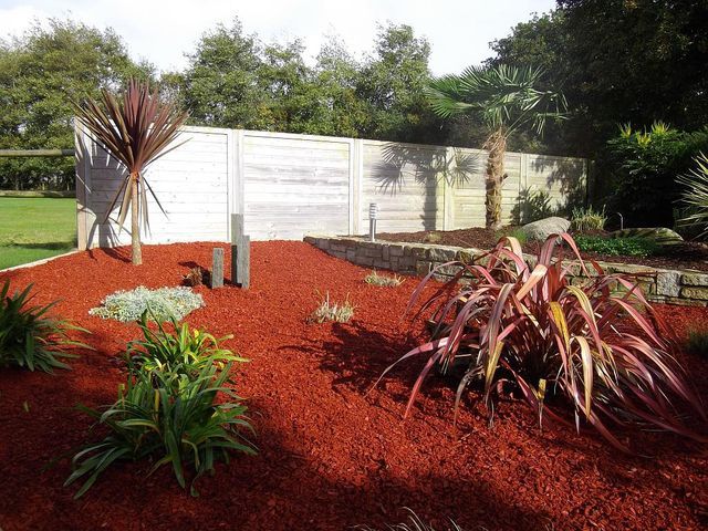 Jardin avec pierres rouges