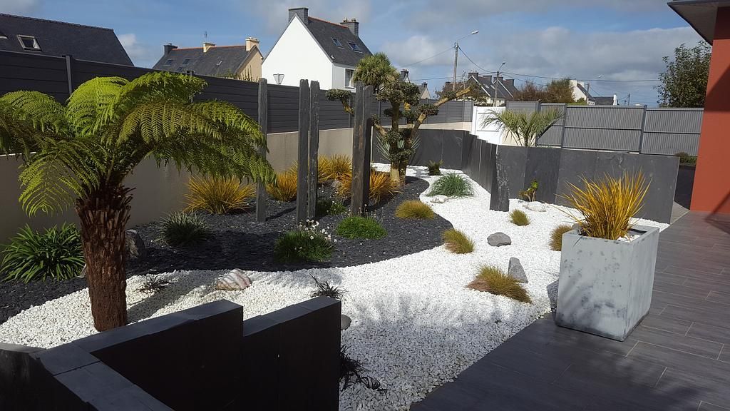 Terrasse de maison avec allée en pierre