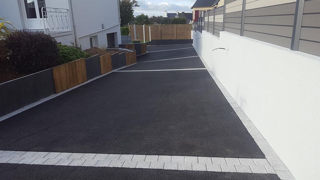 Allée en bitume foncé