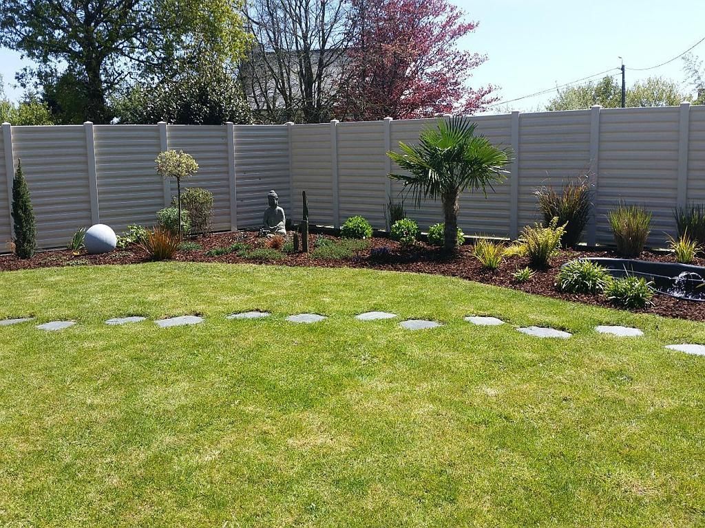 Enrobé en pierre sur pelouse