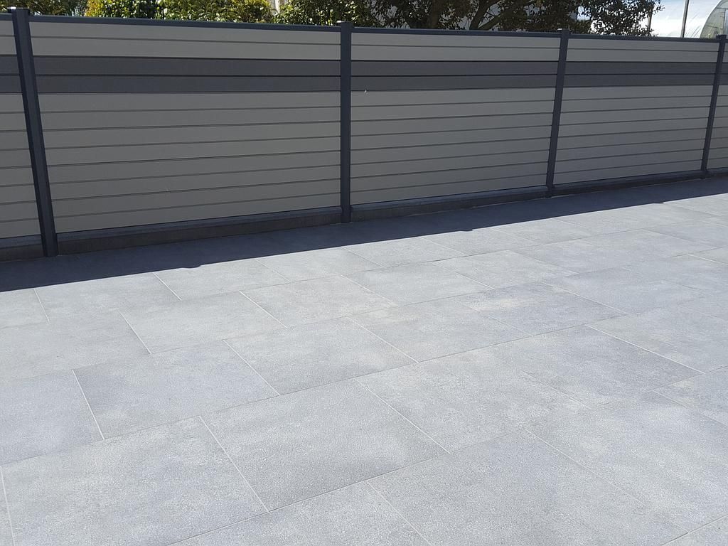 Terrasse en carrelage et clôture en PVC