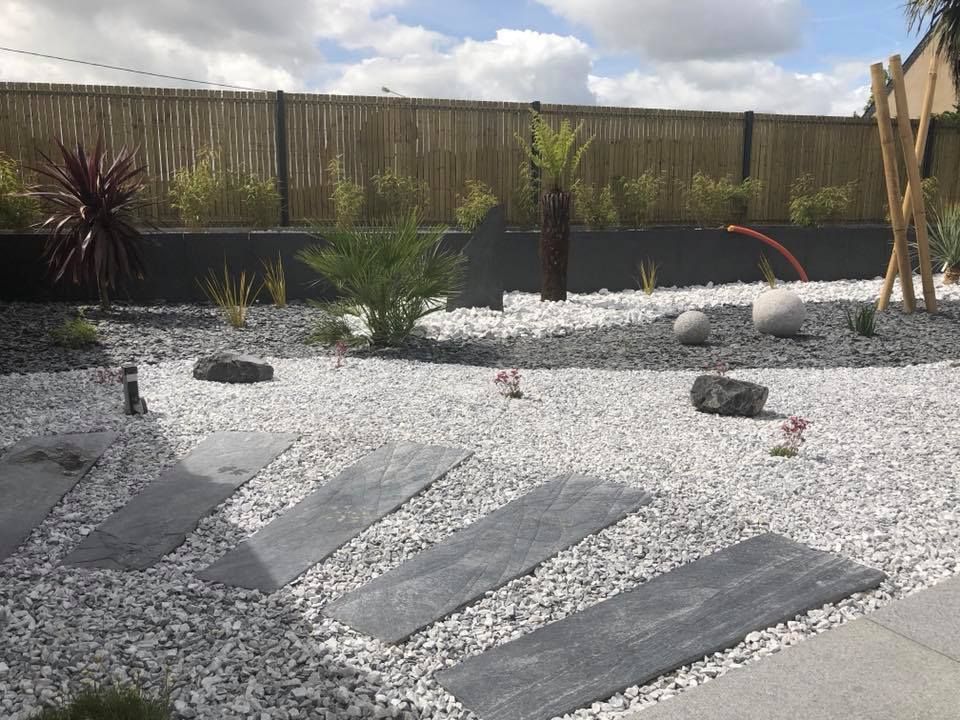 Enrobés en bois dans jardin en pierre