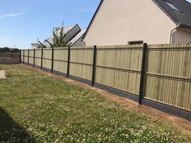 Clôture en bois vertical