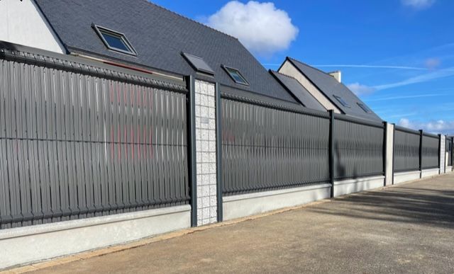 Clôture avec poteaux en béton