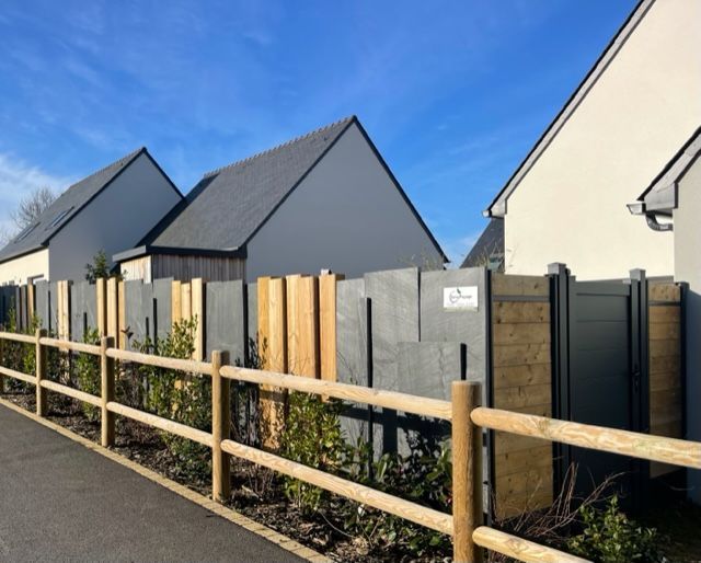 Clôture avec poteaux de bois