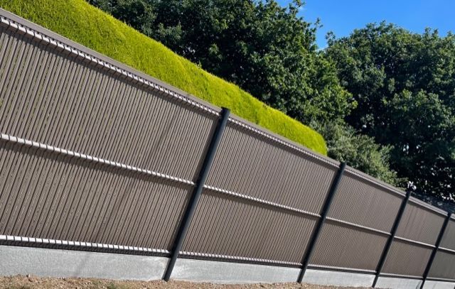 Clôture en lamelles fines de PVC