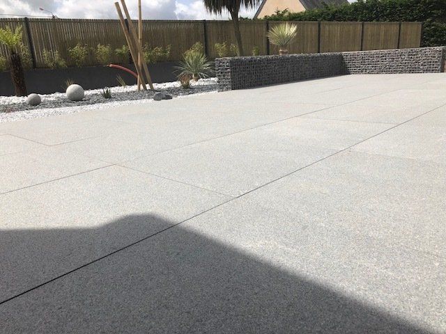 Terrasse sur plot et muret en gabion