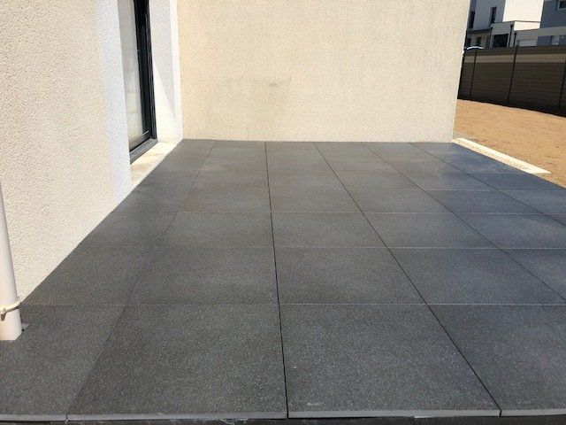Terrasse en carrelage forte épaisseur et réalisation gazon
