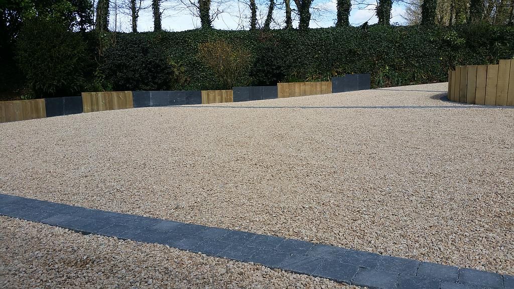 Allée en gravier avec haie