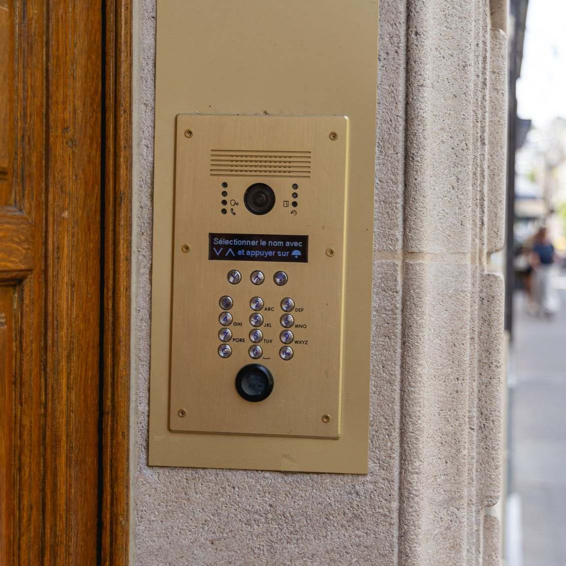 Interphone avec lecteur de badge pour immeuble