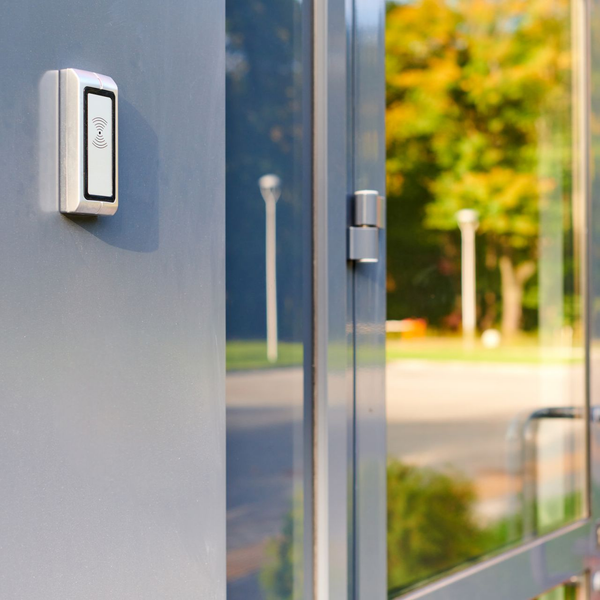 Lecteur de badge sur une porte
