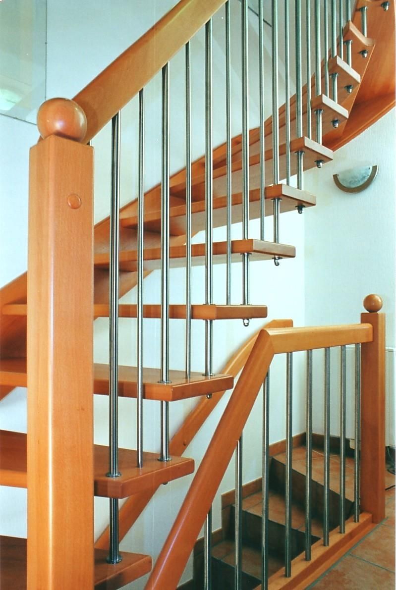 Eine Treppe mit Holzstufen und Metallgeländer