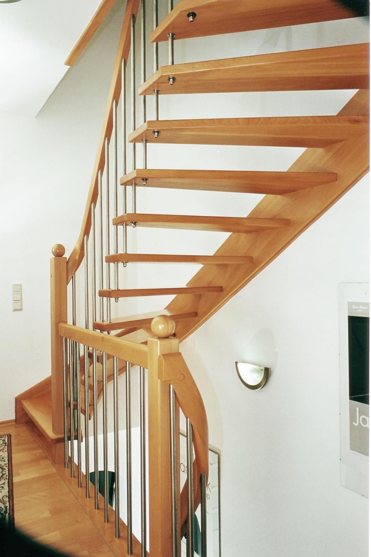 Eine Holztreppe mit Edelstahlgeländer