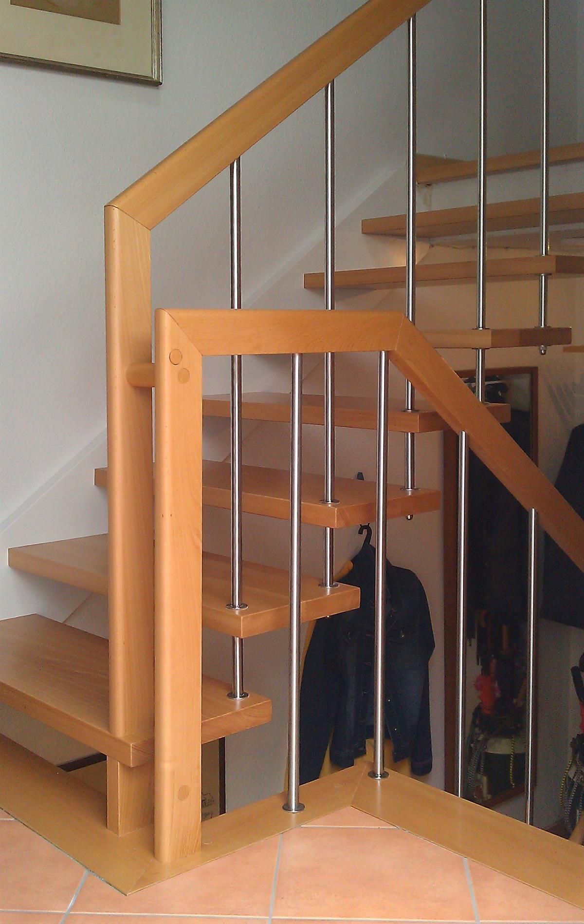 Eine Treppe mit Holzstufen und Metallgeländer