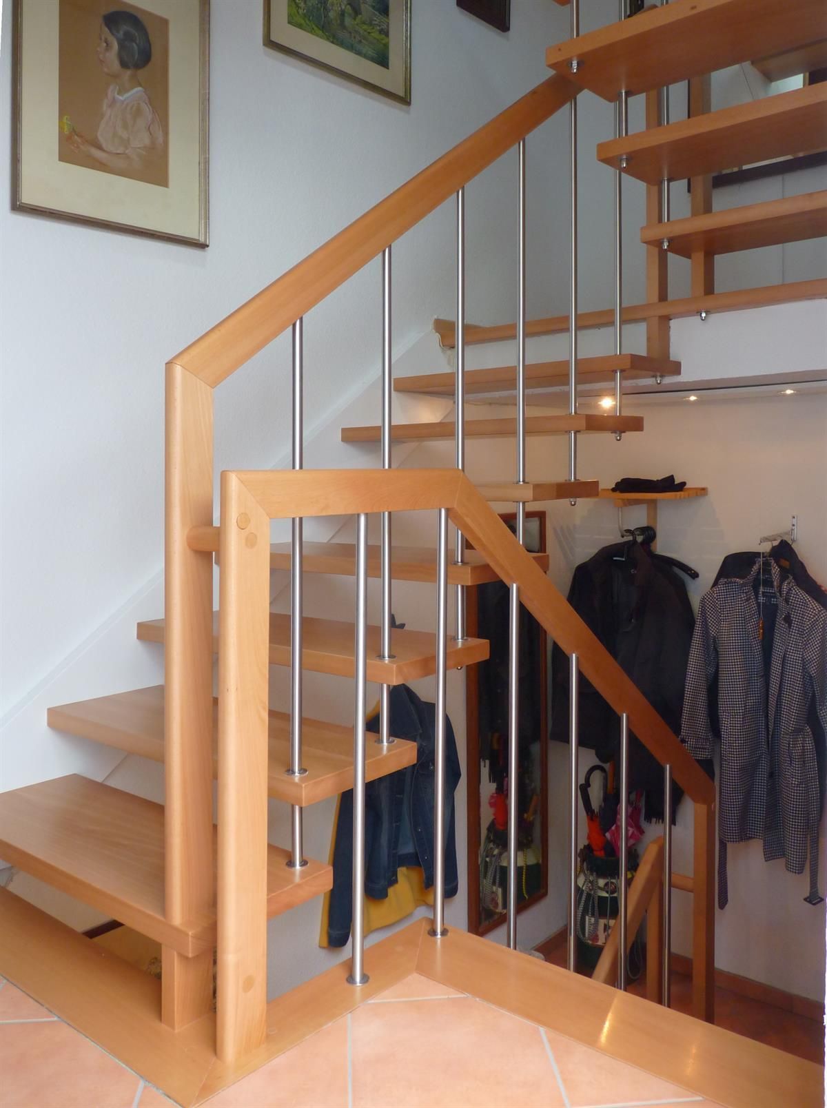 Eine Holztreppe mit einem Metallgeländer in einem Flur