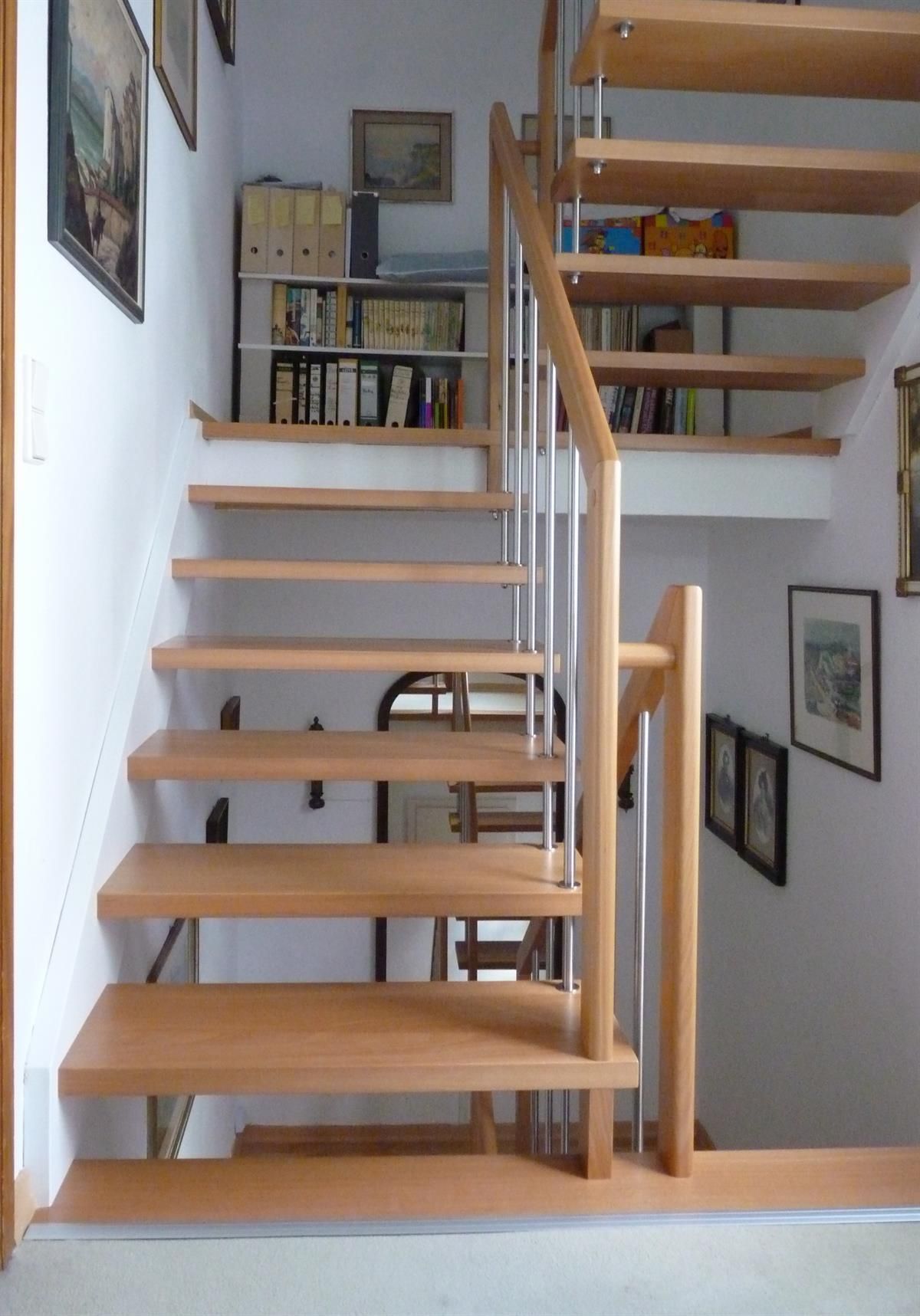 Eine Holztreppe, die in den zweiten Stock eines Hauses führt