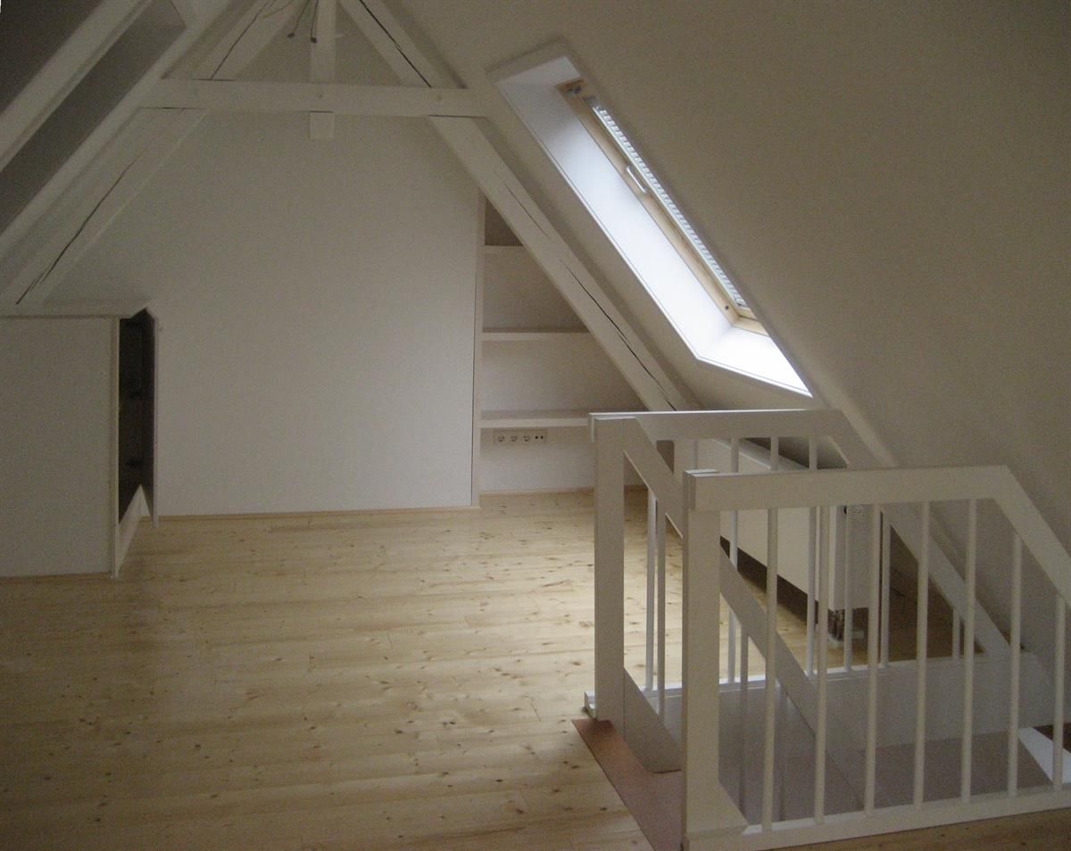 Ein leerer Raum mit einer Treppe und einem Fenster