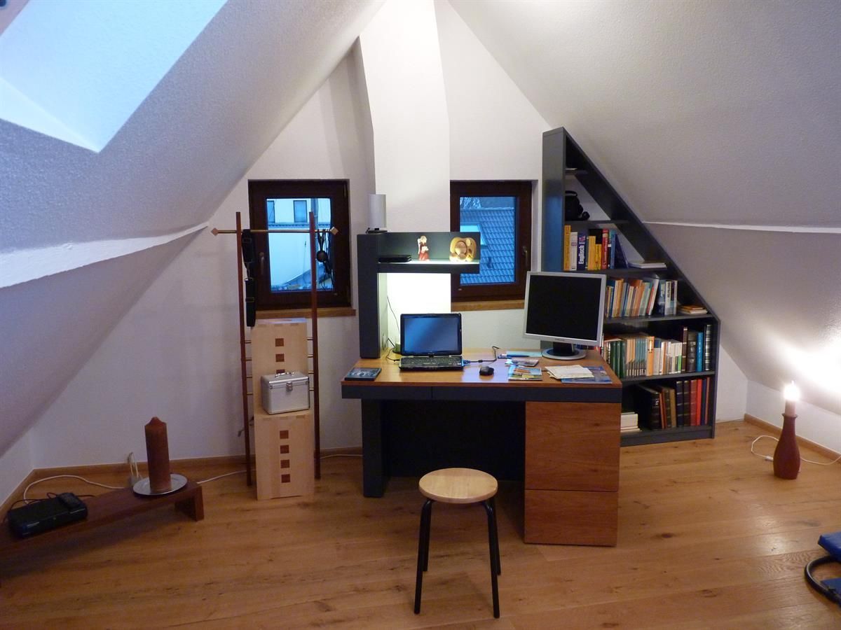 Ein Schreibtisch mit einem Laptop und einem Computer darauf