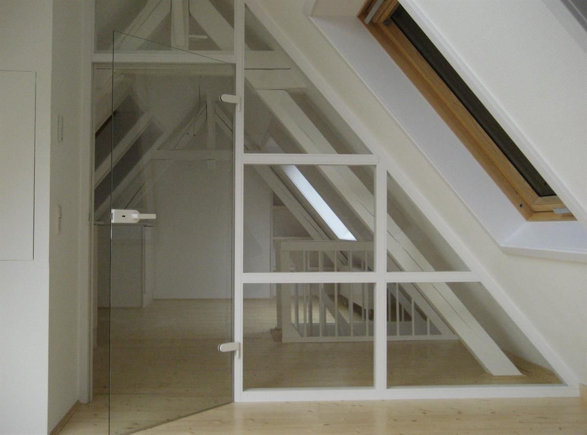 Ein Raum mit einer Treppe und einer Glastür