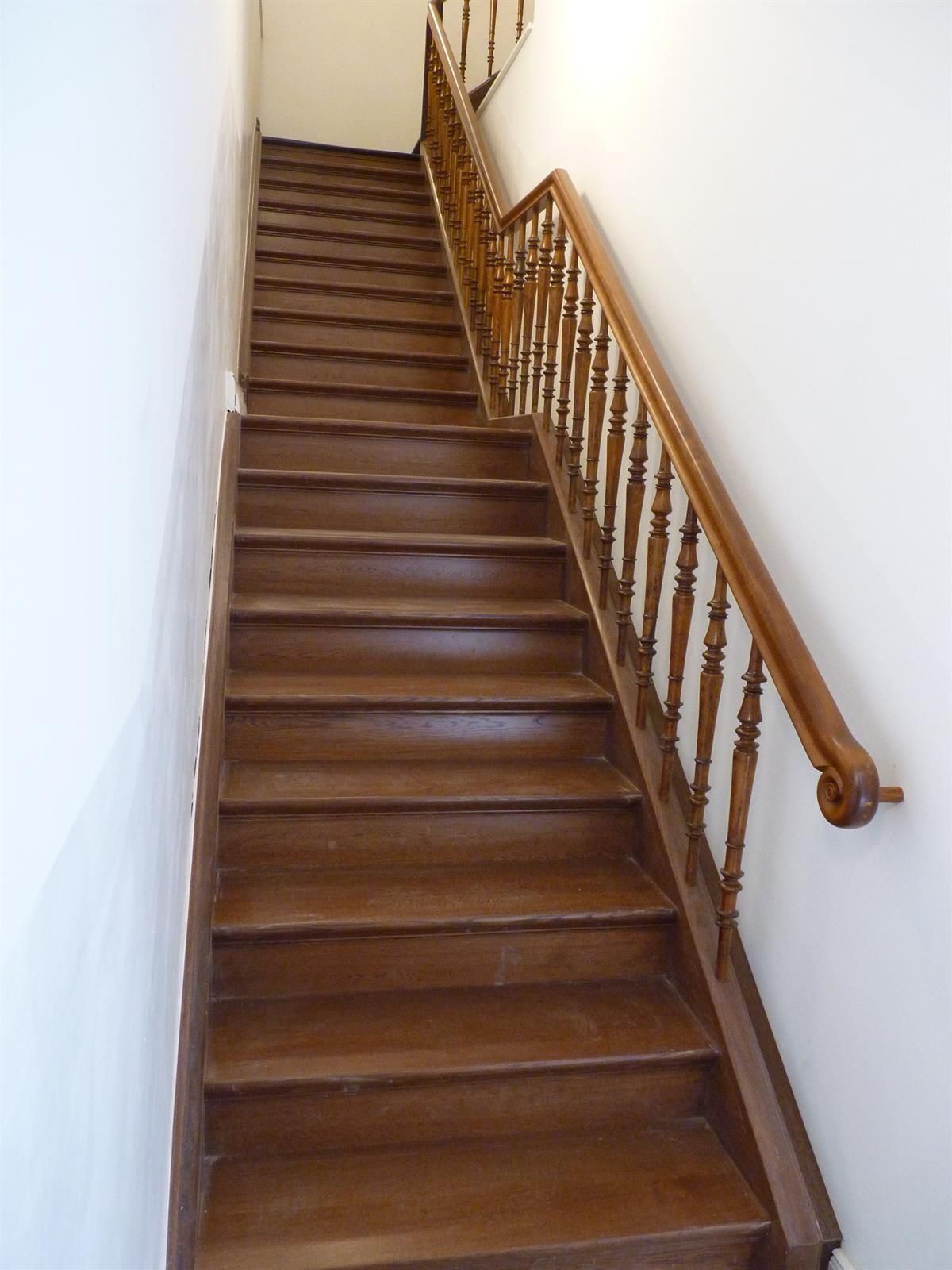 Eine Reihe von Holztreppen mit einem Holzgeländer