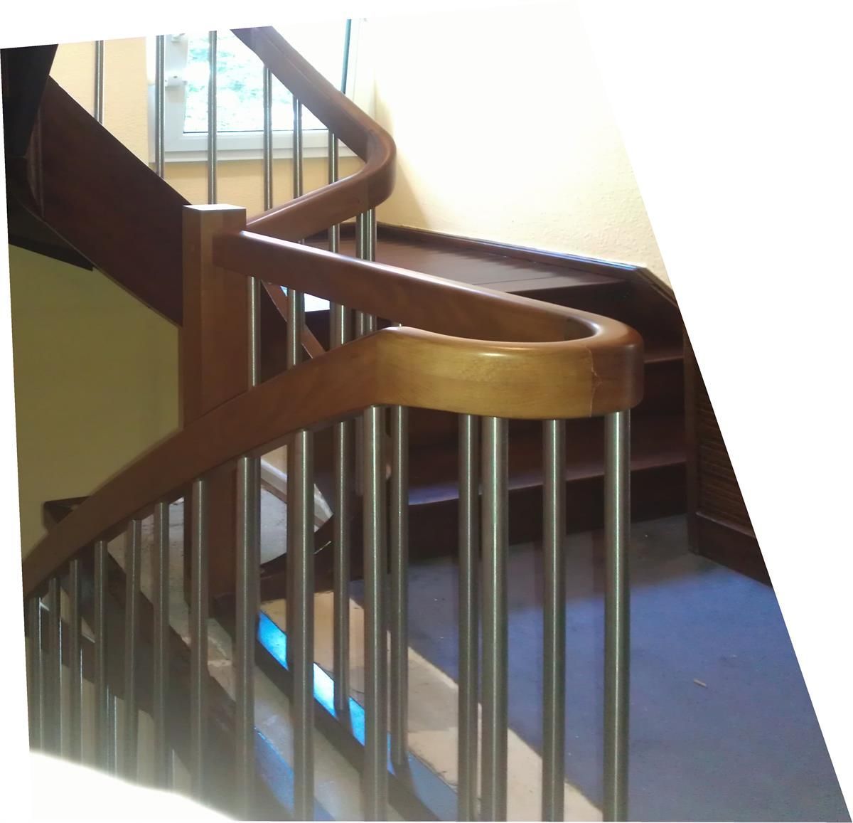 Eine Wendeltreppe mit Holzhandlauf und Metallgeländer