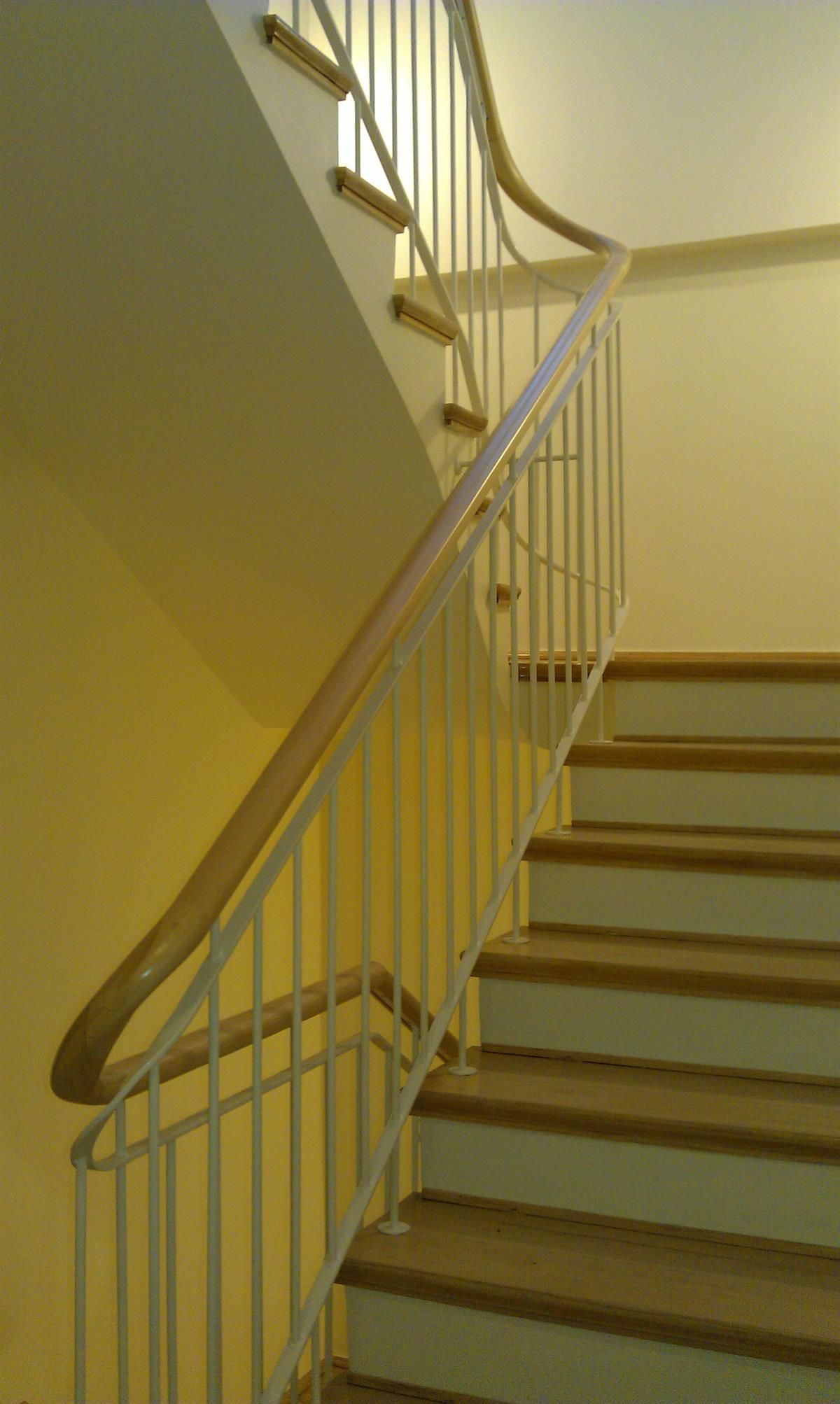 Eine Treppe mit Holzstufen und einem Metallgeländer