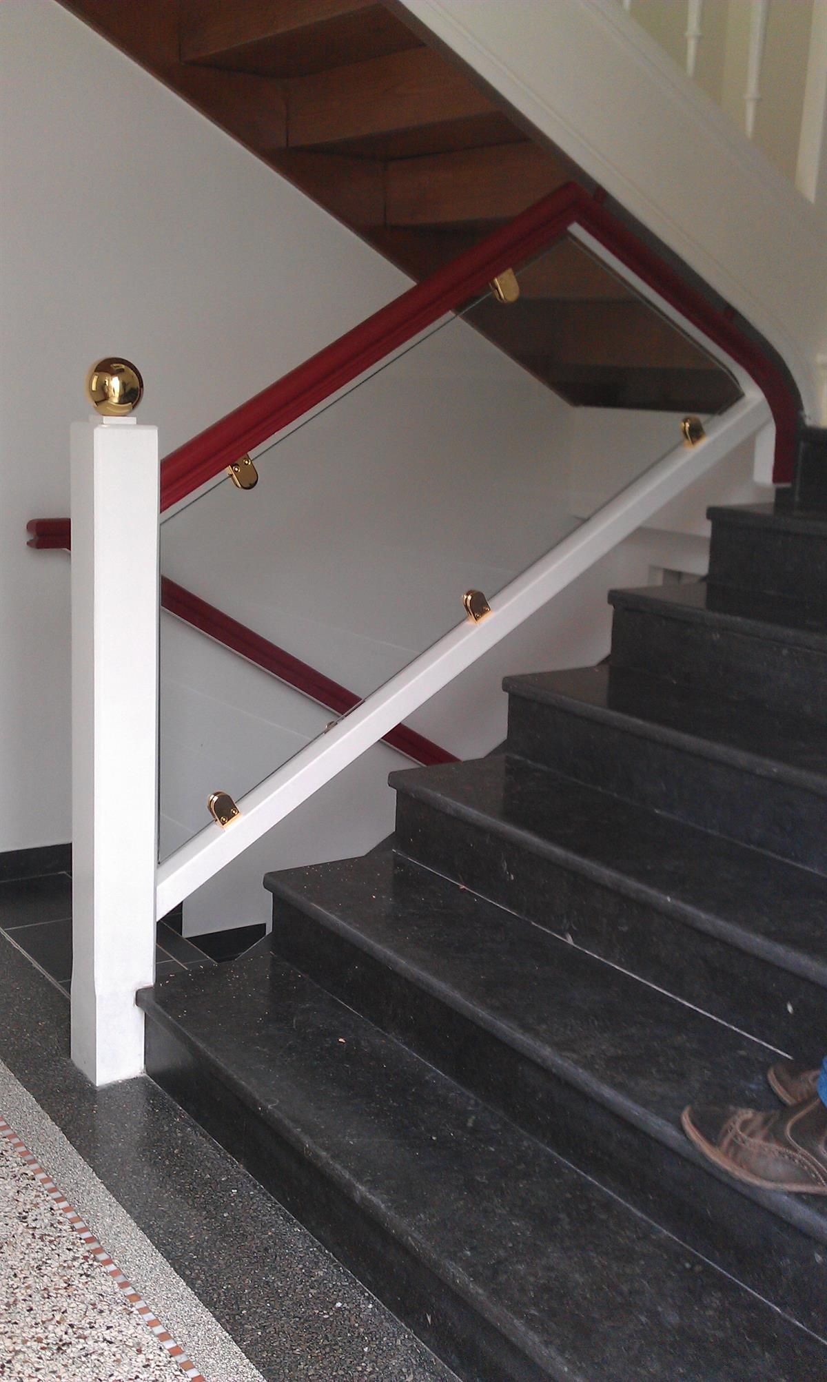 Eine Treppe mit einem weißen und einem roten Geländer