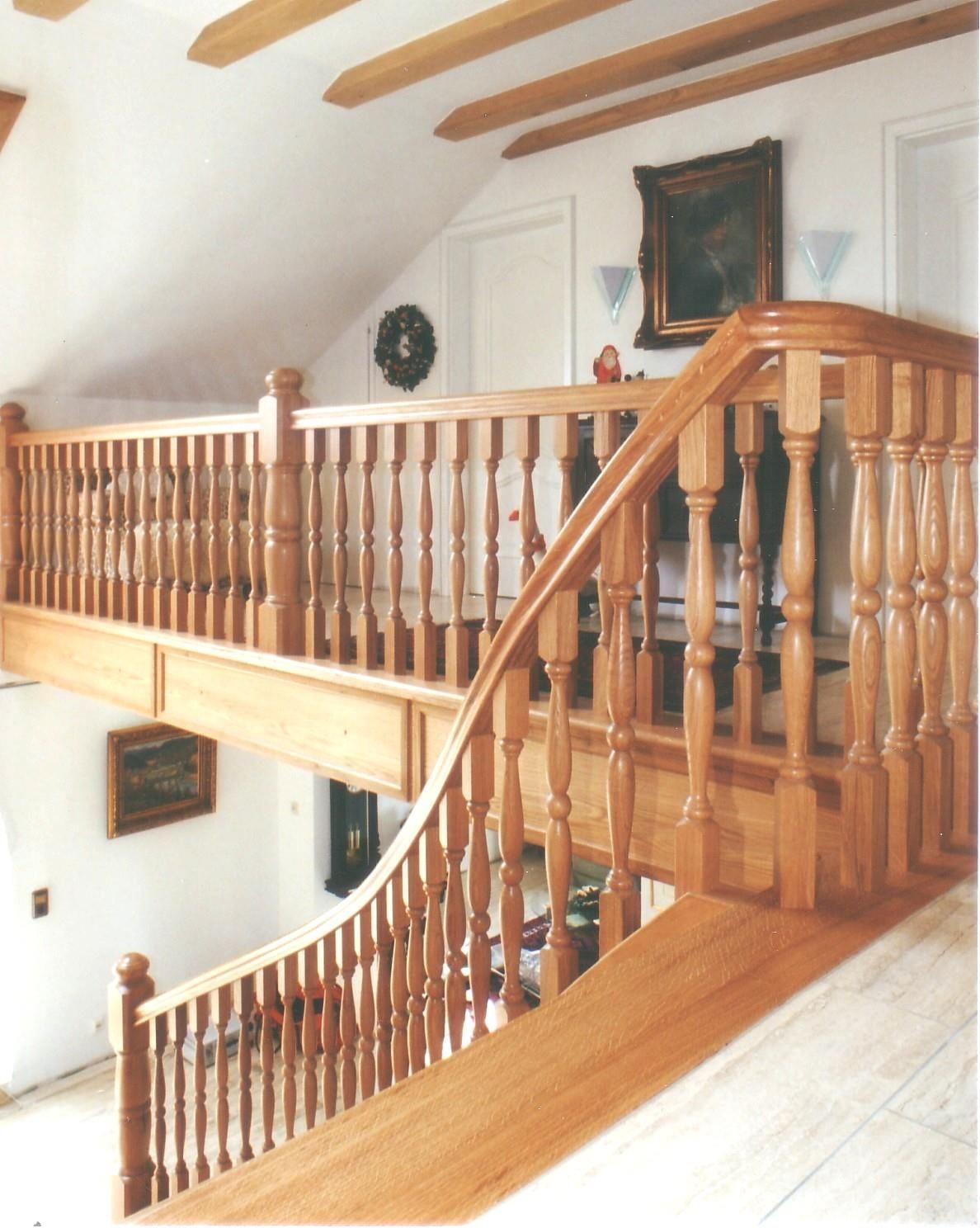 Eine Holztreppe, die in den zweiten Stock führt